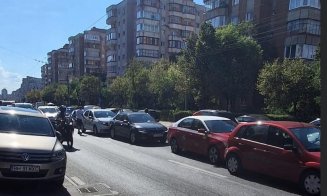 Coliziune în lanț cu cinci mașini pe o stradă din Cluj-Napoca. Momentul impactului, surprins de o cameră de bord