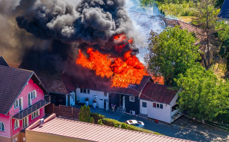 „Gruia în flăcări”. Imagini surprinse din dronă cu incendiul de pe strada Șerpuitoare. Un cunoscut restaurant a fost mistuit de foc
