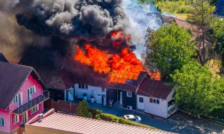 „Gruia în flăcări”. Imagini surprinse cu o dronă a incendiului de pe strada Șerpuitoare. Un cunoscut restaurant a fost mistuit de foc
