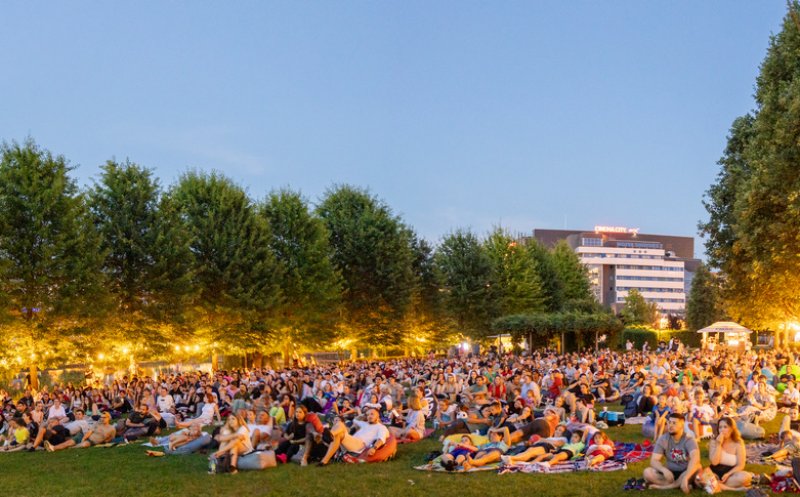 Cinema sub milioane de stele, în fiecare vineri, la Movie Nights din Iulius Parc