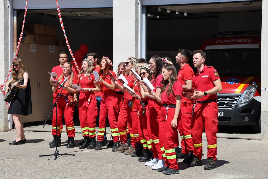 Paramedicii voluntari de la UMF Cluj le-au cântat serenade colegilor de la SMURD