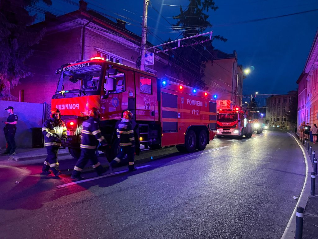 Incendiu puternic la un imobil din Cluj-Napoca. O femeie a suferit arsuri la nivelul feței