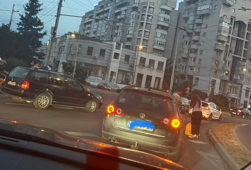 Coliziune violentă între o mașină și un moped în cartierul Marăști