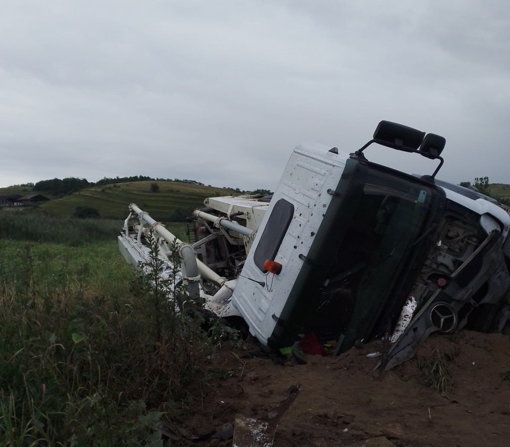 Camion RĂSTURNAT pe un drum din Cluj. Șoferul a primit îngrijiri medicale