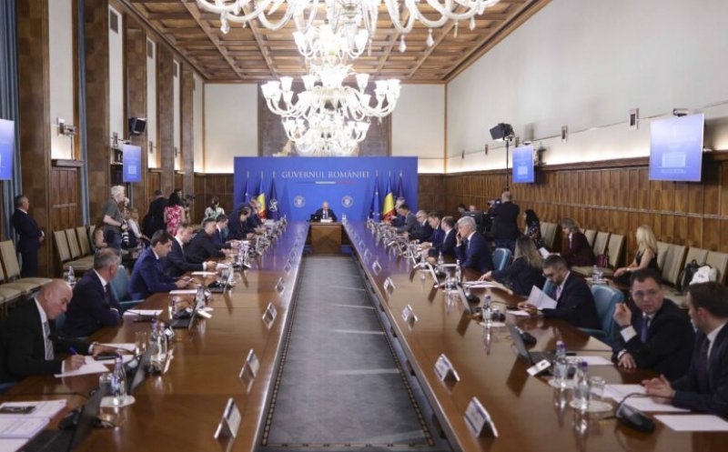 Guvernul Bolojan vrea să elimine cumulul pensiei cu salariu în instituțiile publice