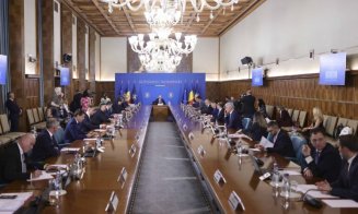 Guvernul Bolojan vrea să elimine cumulul pensiei cu salariu în instituțiile publice