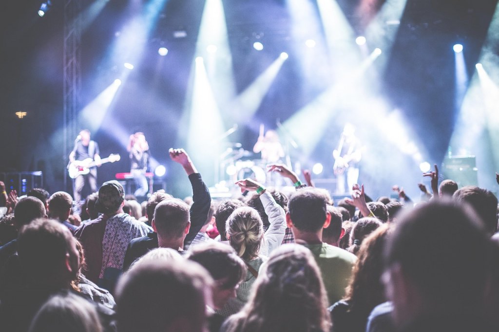 Câți bani îți trebuie pentru un weekend la festival în Cluj. Bugetul pentru mâncare, băutură și transport