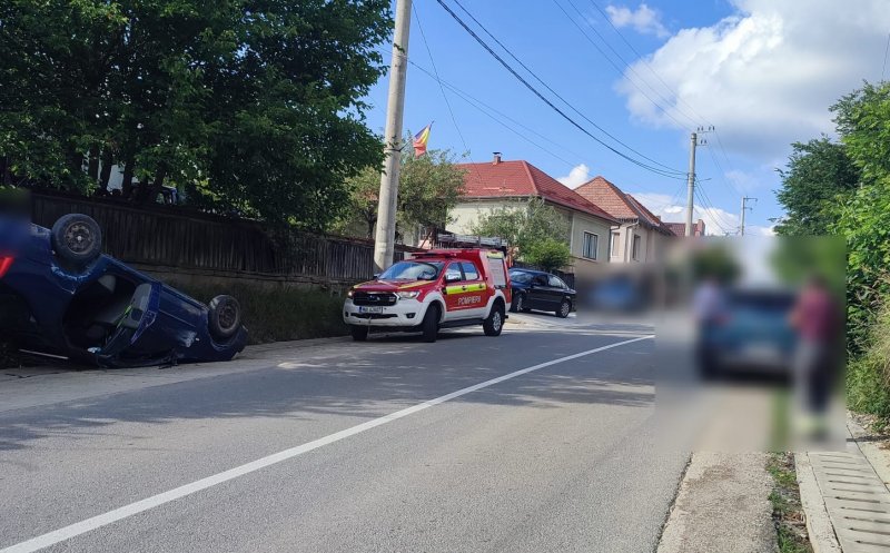 Accident între două mașini în Cluj: Una s-a răsturnat, iar șoferul a fost transportat la spital