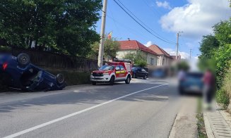 Accident între două mașini în Cluj: Una s-a răsturnat, iar șoferul a fost transportat la spital