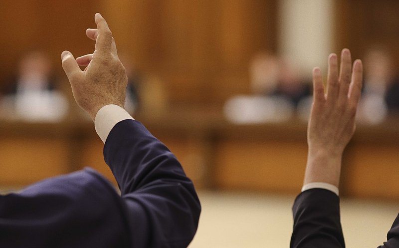 Moțiunea de cenzură AUR la adresa Guvernului Bolojan, dezbătută și votată astăzi în Parlament