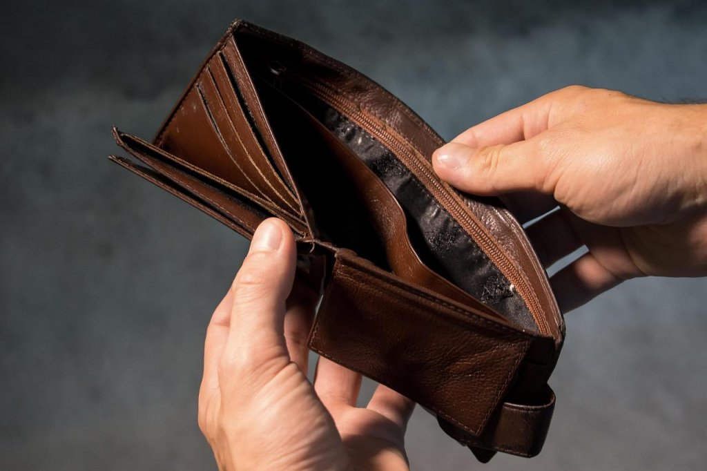 Românii se descurcă cu facturile lunare, dar le rămân foarte puțini bani sau deloc pentru economii sau activități recreative