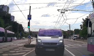 Trafic dat peste cap în Cluj-Napoca: un șofer a oprit cu duba pe sensul greșit, chiar în fața semaforului