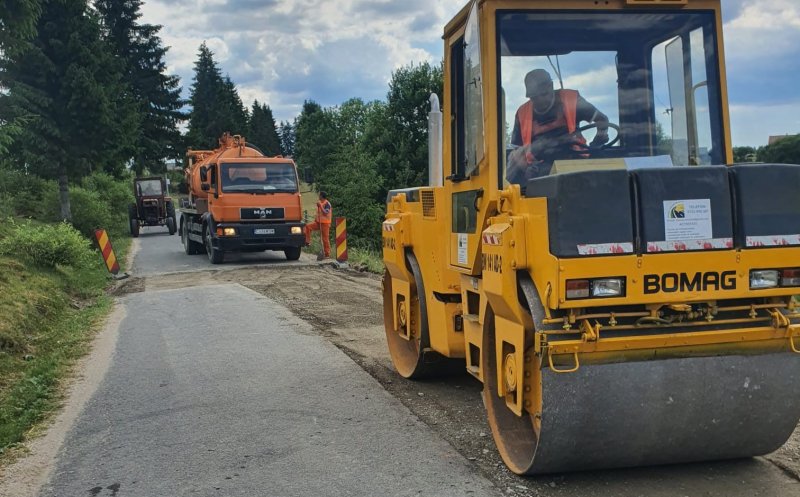 Reparații pe un drum pitoresc din zona de munte a județului Cluj