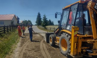 Reparații pe un drum pitoresc din zona de munte a județului Cluj