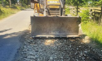 Reparații pe un drum pitoresc din zona de munte a județului Cluj