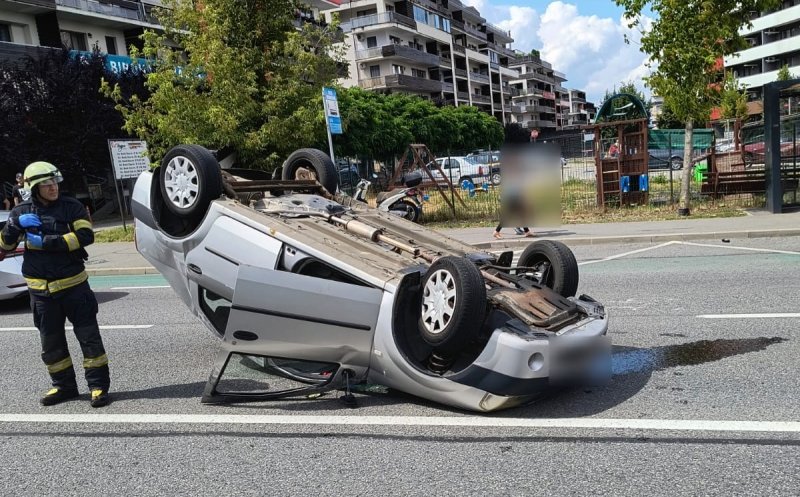 Accident spectaculos în Cluj-Napoca: O mașină s-a răsturnat în mijlocul drumului