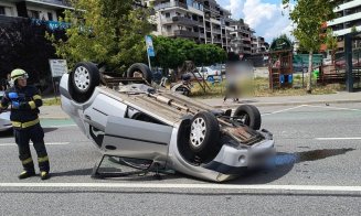 Accident spectaculos în Cluj-Napoca: O mașină s-a răsturnat în mijlocul drumului