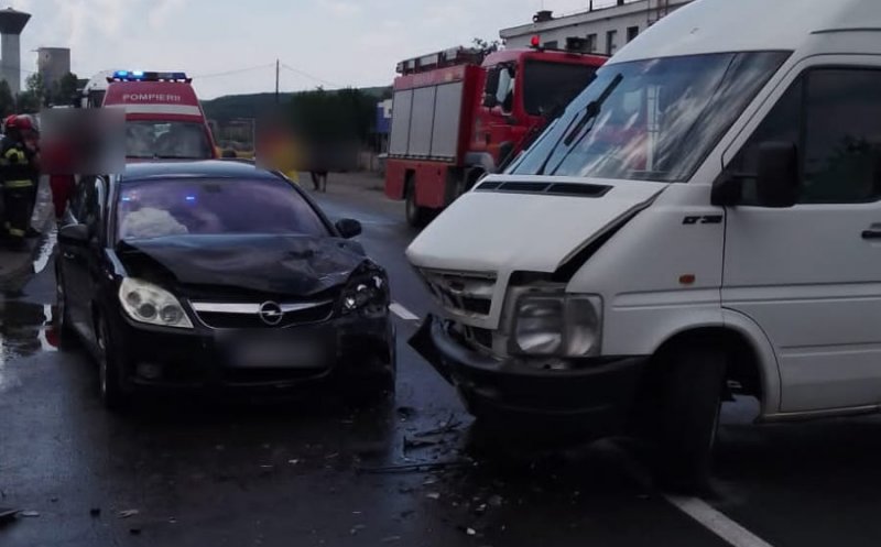 Accident între două mașini într-o localitate din Cluj: Copil de 10 ani, transportat la spital