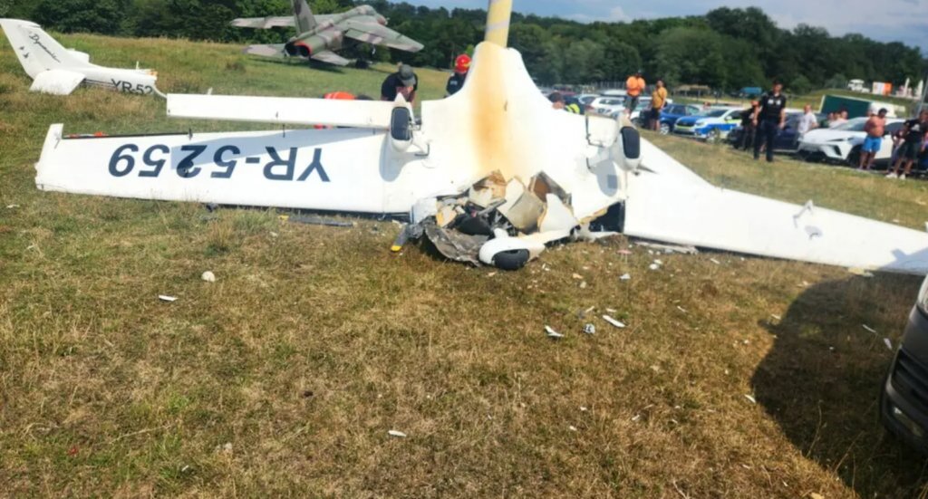 Un avion de mici dimensiuni s-a prăbușit într-un oraș din Ardeal. Pilotul a murit, iar o altă persoană se află în stare gravă