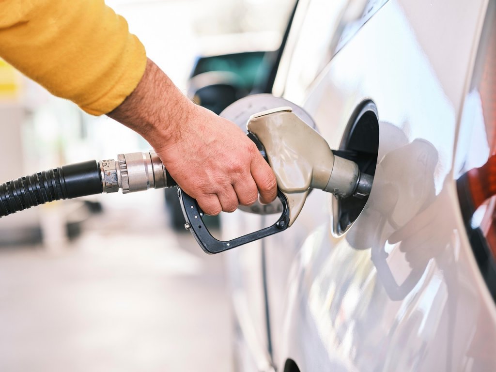 Ieftinire la carburanți, după mai multe scumpiri: Prețul benzinei în România. În unele stații e sub 7 lei pe litru
