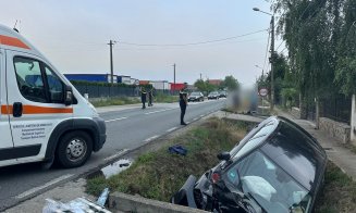 ACCIDENT în judeţul Cluj: Maşină răsturnată. 3 victime, între care un copil de aproximativ 7 ani, au ajuns la spital