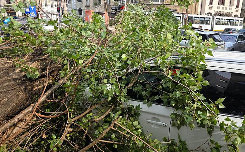 Femeie UCISĂ în propria locuință de o bucată de acoperiș desprinsă dintr-un alt imobil / Ravagii în capitală în urma furtunii de joi
