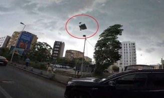 Ucisă în propria locuință de o bucată din acoperiș desprinsă dintr-un alt imobil