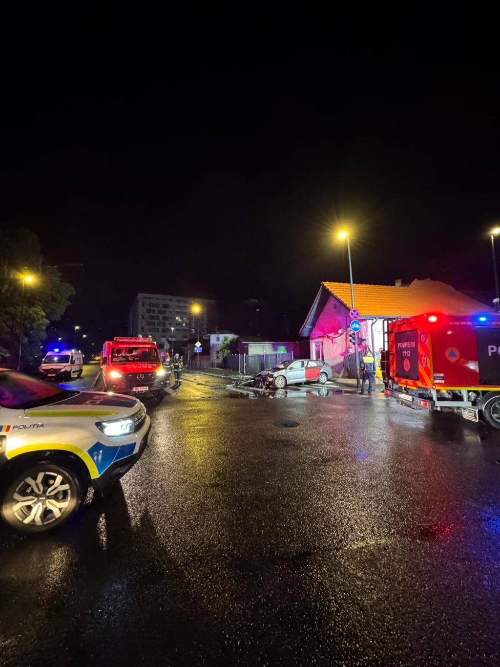 Cum s-a produs accidentul cu 5 victime din zona Platinia/ În urma impactului, mașinile au fost aruncate pe trotuar, iar una a ajuns în curtea unei case