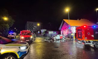 Cum s-a produs accidentul cu 5 victime din zona Platinia/ În urma impactului, mașinile au fost aruncate pe trotuar, iar una a ajuns în curtea unei case