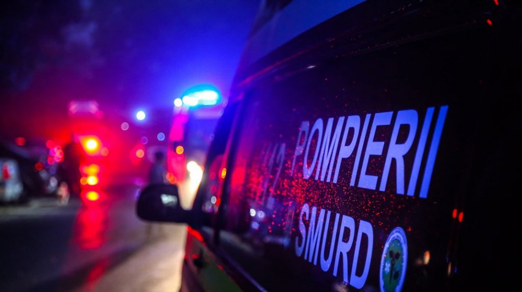 Mașină răsturnată pe un drum din Cluj. Au intervenit SMURD-ul și două autospeciale de descarcerare