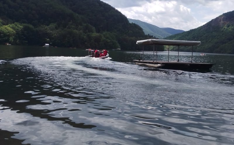 Bărbat dispărut în lacul Tarnița. Echipajele de intervenție, la fața locului/ Tânărul, găsit în stop cardio-respirator. I se aplică manevre de resuscitare