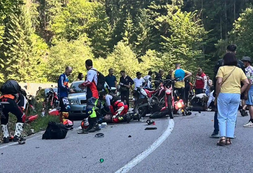 ACCIDENT cu mai multe motociclete pe Transalpina. Două persoane, în stop cardio-respirator/ A fost solicitat elicopterul SMURD