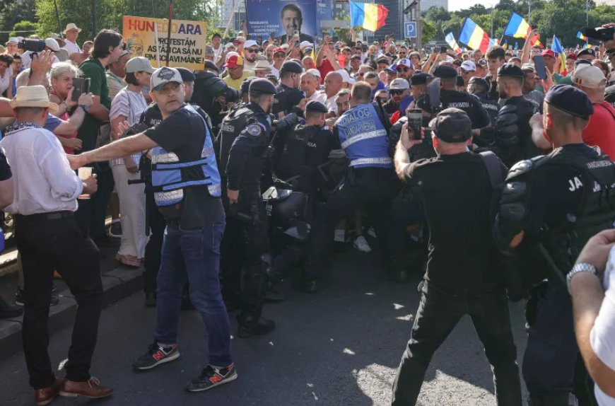 Protest cu cartofi, cuțite și îmbrânceli în Piața Victoriei din Capitală