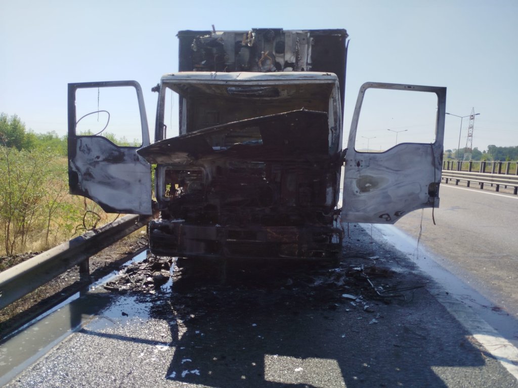 Camion mistuit de flăcări pe A3. Pompierii clujeni au intervenit de urgență