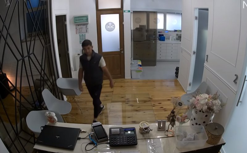 Hoț filmat în flagrant într-un cabinet stomatologic din centrul Clujului. Ce spun polițiștii