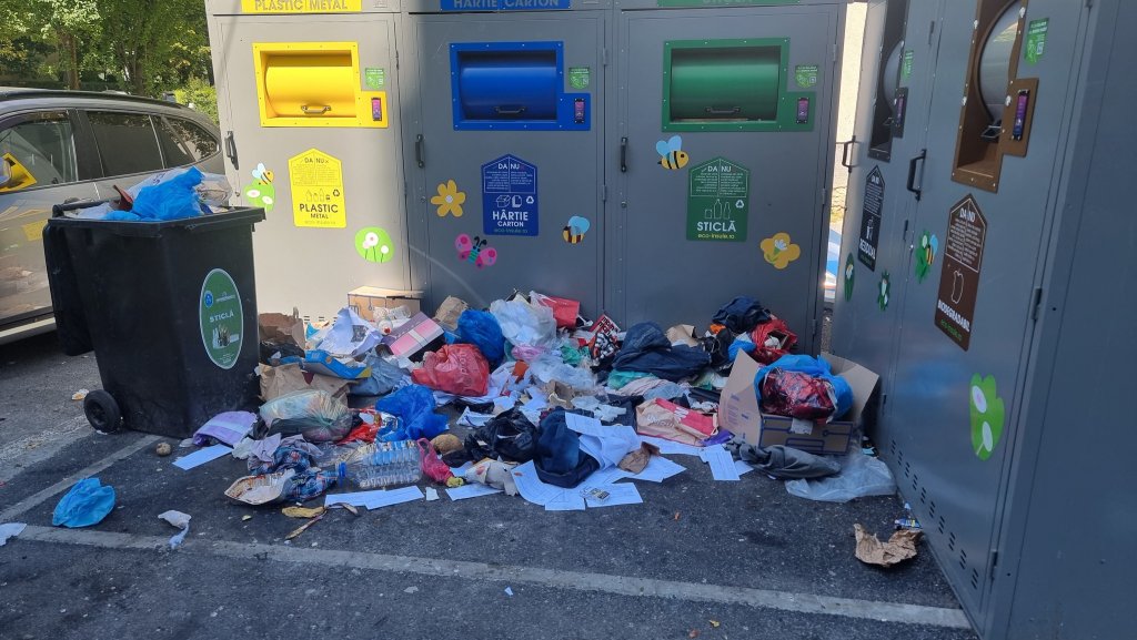 ”Oare tot Mănășturul arată așa cu noile containere? Nu se mai poate cu atâta mizerie și miros!!!”
