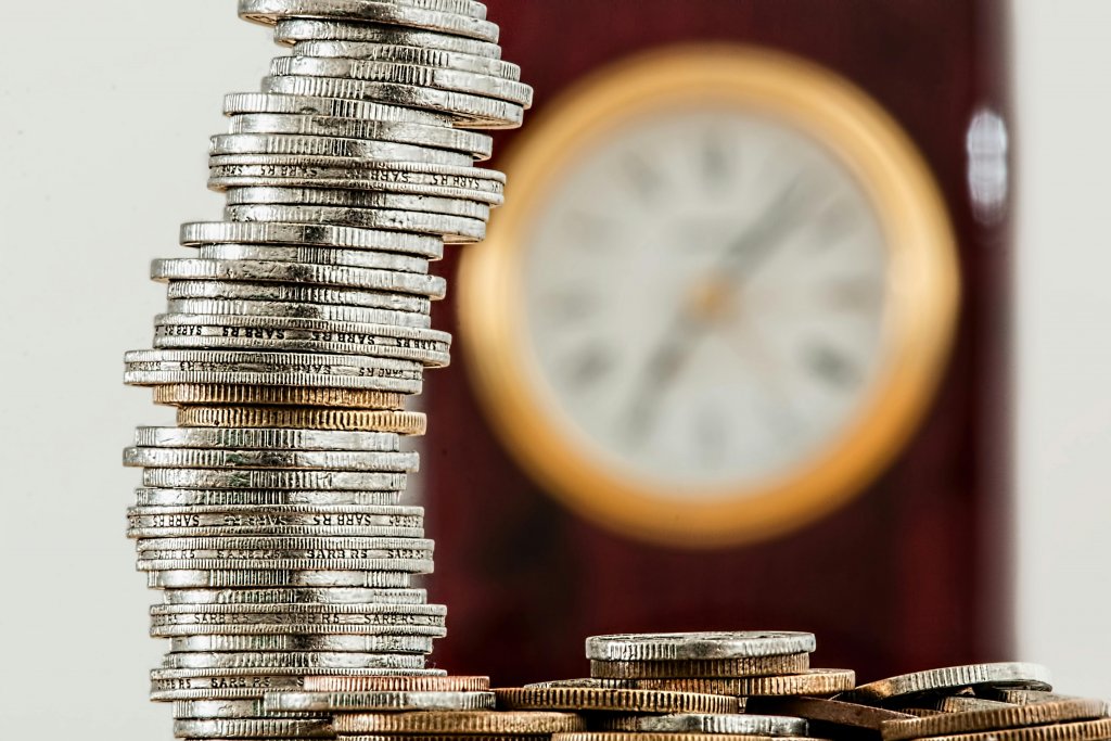 Economiștii trag un semnal de alarmă: Taxe mai mari și inflație în creștere, risc de recesiune. Euro ar putea ajunge la 5,14 lei în 12 luni