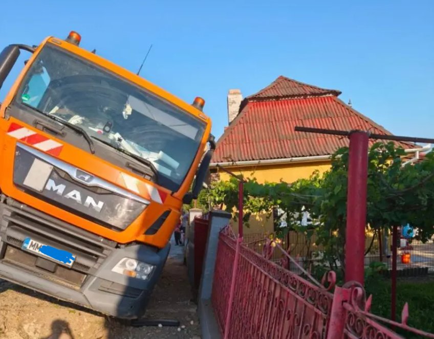 Pericol într-o comună din Cluj: Un camion a derapat și era să se prăbușească peste o casă