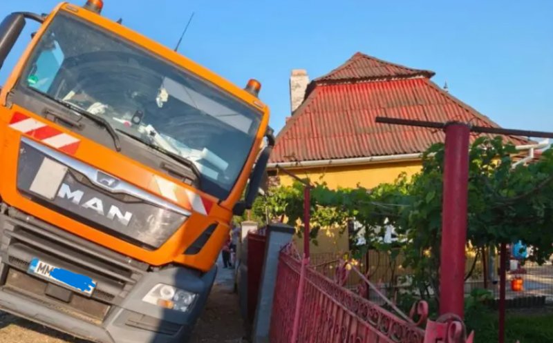 Pericol într-o comună din Cluj: Un camion a derapat și era să se prăbușească peste o casă