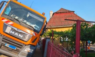 Pericol într-o comună din Cluj: Un camion a derapat și era să se prăbușească peste o casă