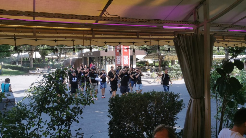 Erevanul vibrează în alb și negru. Fanii Universității fac spectacol în Armenia