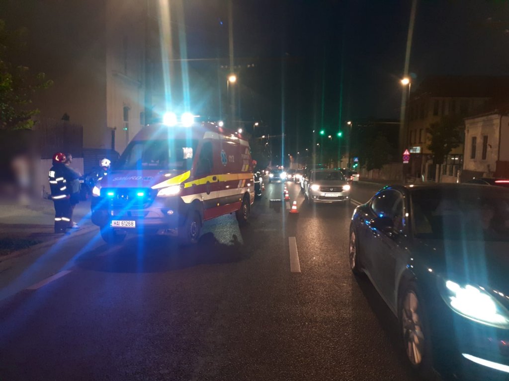 Accident între un autoturism și o motocicletă pe Calea Mănăștur din Cluj. A intervenit descarcerarea
