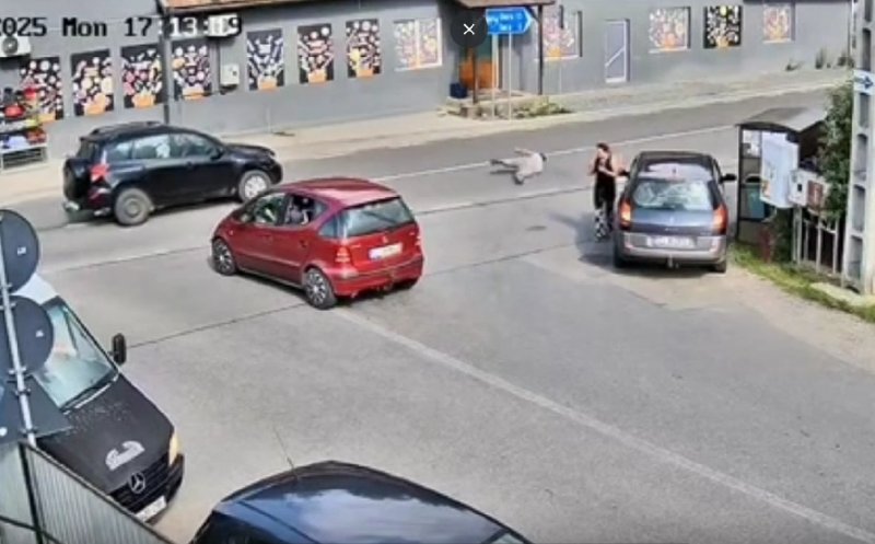 Accident bizar în Cluj: Un pieton, lovit în plin de o mașină și aruncat câțiva metri pe șosea, s-a ridicat ca și cum nimic nu s-ar fi întâmplat și a plecat