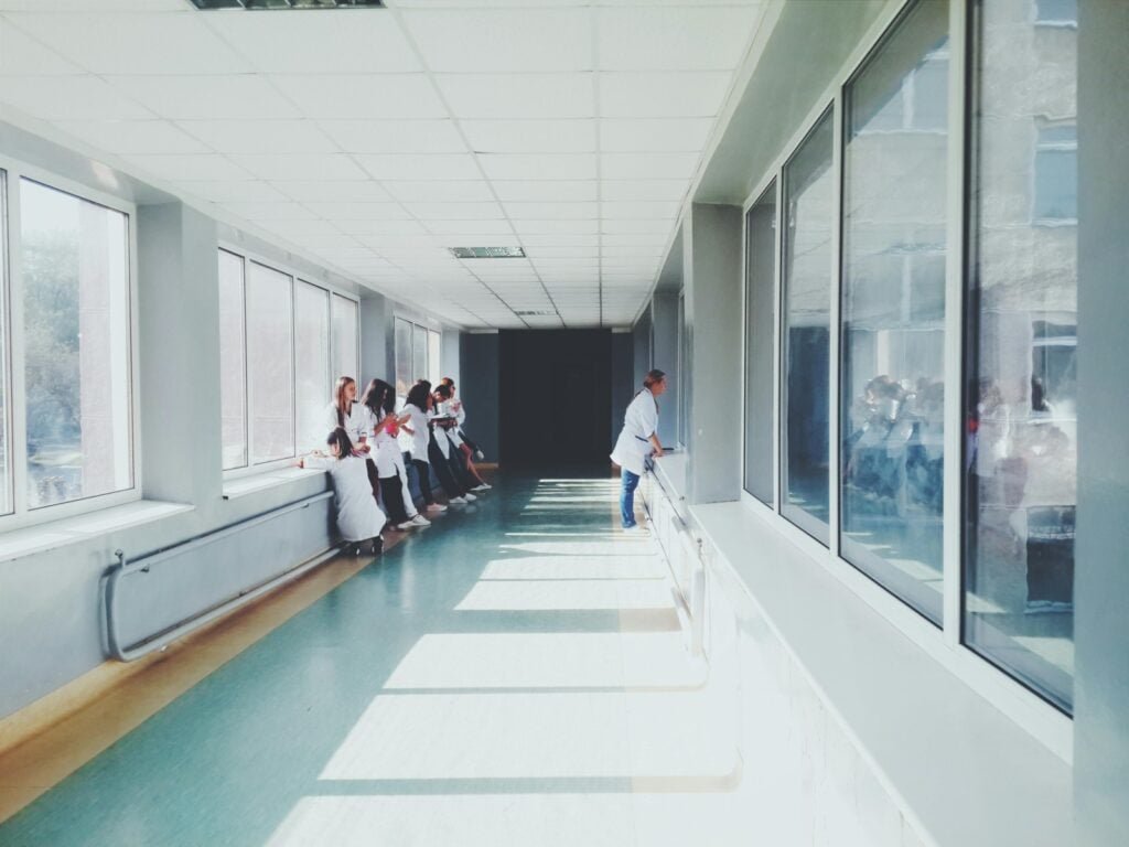 Ministrul Sănătăţii amenință cu controale neanunțate în spitale. „Unele arată exact cât dispreţ există faţă de oameni”