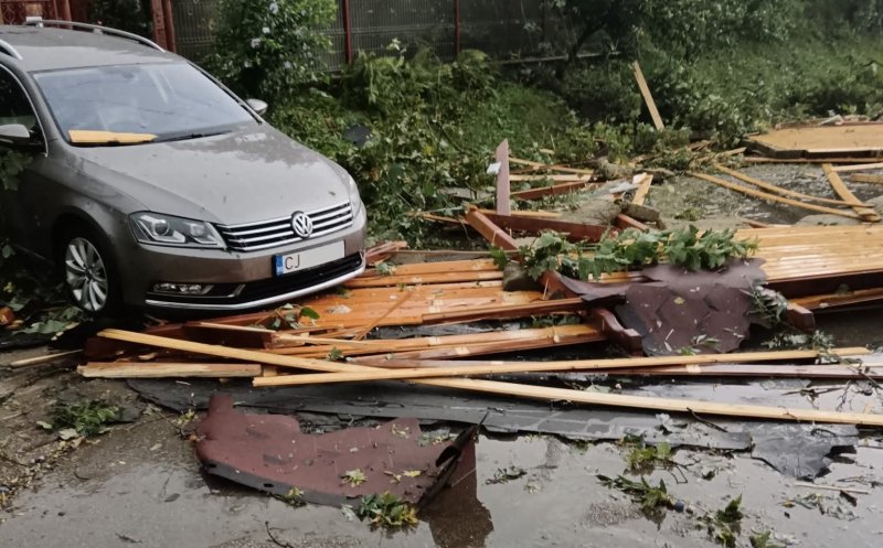 Furtuna a făcut PRĂPĂD la Cluj! În Țaga a smuls un acoperiș și l-a aruncat peste o mașină