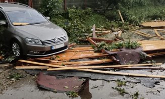 Furtuna a făcut PRĂPĂD la Cluj! În Țaga a smuls un acoperiș și l-a aruncat peste o mașină