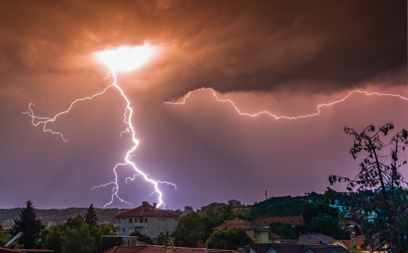 Imagine impresionantă surprinsă pe cerul Clujului: Un fulger gigant, despicând norii în plină furtună