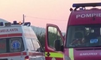 Mașină răsturnată pe un drum din Cluj. Descarcerarea și două ambulanțe, la fața locului