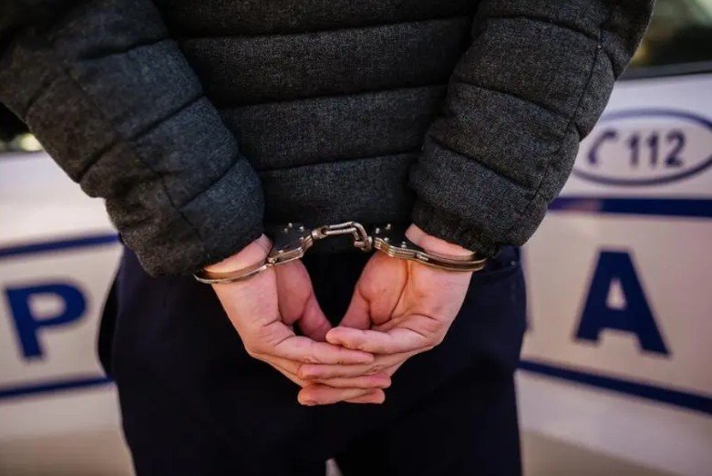 Tânăr din Cluj, urmărit internațional pentru proxenetism, adus în cătușe din Olanda. Are doar 21 de ani