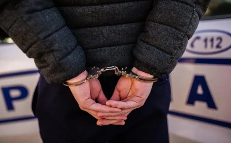 Tânăr din Cluj, urmărit internațional pentru proxenetism, adus în cătușe din Olanda. Are doar 21 de ani